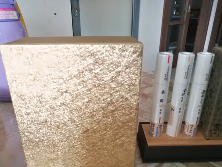 与描述相符，香味淡雅清新，味道纯正。品相看着很好的。味道看个人喜好了，个人认为味道再淡些更好。包装很好，每支香都保护的很完整，无破损。香炉精致，有香插，外观很惹人喜欢。富山的香整体感觉都不错，这款是台湾产的，以前购的有肇庆产的，比较更喜欢肇庆产的味道，淡雅出俗，适合家用。