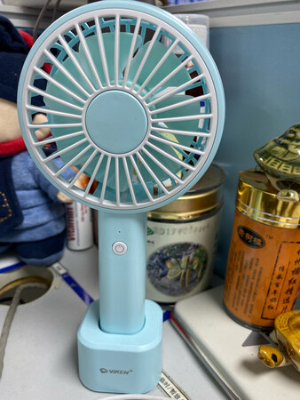 很小巧，买了四个，送个同事，她们很喜欢。