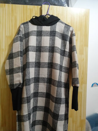 双十一拍下的，第3天就到了。物流挺给力的。衣服也很美，绒绒面的，不像起球的面料。很时尚。准备下周穿。