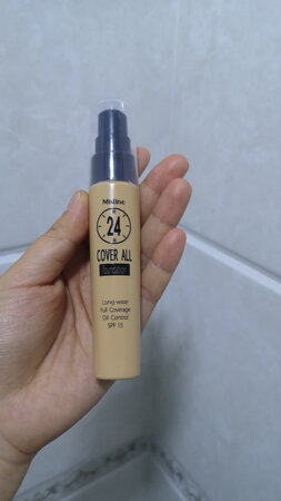 以为是透明的瓶子，结果是不透明的塑料瓶。包装质感一般，颜值不够。粉底还没使用，不知道效果如何。