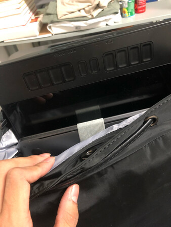背包很大 使用了一段时间后才来评价的 背包有好多个小口袋 容量很大 里面装了一个15寸的电脑和一个17寸的数位板 还能放下一本书和一个记事本 就是这个料子容易蹭到墙上的白灰 不过很好擦除 总之 不错