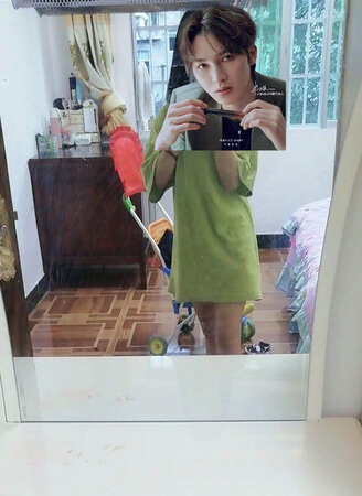 三彩的衣服质量可以的，我买过一次，这个是回头客了。最主要的它是有加小码的，向我一五零/七十五的小个，难得买得到衣服，没想到在这一家还能偶尔买得到心仪的衣服，非常非常的满意了，最主要它的质量也还不错，穿起来也显得非常有气质，以后会经常光临的