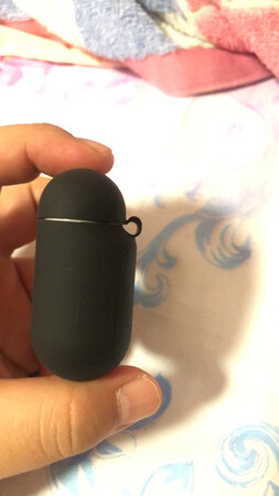做工质量挺好，设计思路也很实用。充电速度没有测试，不过一般晚上放上去到早上怎么也够了吧。开盖不方便，戴着壳会卡住开不全，耳机取出不方便。而且戴不紧，一来就掉，已经准备把盖子的壳切掉了。后面这个连接处设计的没处理好。里面的接口插入还可以，取出麻烦些，不注意的话感觉会把充电口败坏。