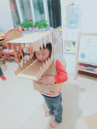 主要是喜欢京东的速度！！！！！无人能及！！！！！希望京东快递越来越好。！！！孩子等着做手工，第二天上午就送过来了。送的胶棒。
希望家长们注意一下，胶*使用过程中不要烫伤孩子！！！！！！！！！！！！！！？