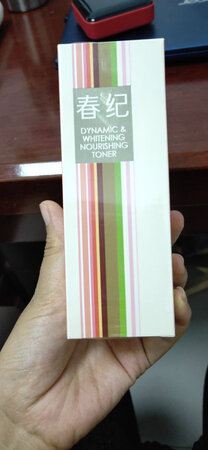 搞活动的时候买的，刚买的时候还比较忐忑，怕质量不好，想着不好就退掉，快递特别快送到了，还是从别的区域调得货，为快递点个赞！到货一看真的买值了，质量特别好，相信这个品牌，经常买，在京东买东西放心，要是店里会会贵一些，京东还送快递到家，以后还会继续买。也推荐给大家
产品质感：水润。
补水效果：很好