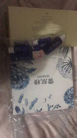 双十一活动入的套装，满减很给力，这款蓝色宣言经典水乳保湿套装包装很好，还送了很多小样，买的化妆水和乳液都是很大一瓶，可以用很久了。用了之后脸上清清凉凉的，比较适合我的油性皮肤，有一点点酒精味，敏感肌肤就不推荐使用了，美白效果不错，好评。