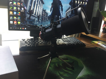 做工质感：拿在手上很有分量，内部零件感觉还是蛮结实有内在的。
音质音效：比家里普通的话筒效果好很多，家里唱K决定够了。
安装难易：简单方便。
外形外观：小巧有内涵，颜值很高。
其他特色：物流很快，隔天就到。