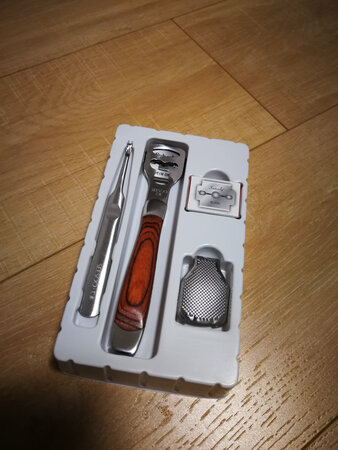 质量做工效果好，还带了备用刀片，用着方便多了，包装完整，服务快捷到位。