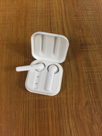做工质感：设计感满满的，区别仿苹果的一款，实实在在的原创设计
音质音效：声音很干净，不是那种乱糟糟的不好质感的低音炮，这个听起来很清晰
舒适度：半入耳的，佩戴是很舒适的，戴久了耳朵一点不会胀痛