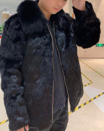 物流还是蛮准时的，收到衣服，还是满意的，从外观上来看帅气，上身效果很标准，皮草还是很柔软的，没有异味，摸着也舒服，面料品质高端大气上档次，刚试穿了一下，这个天气太暖和了，唯一不足的是自己肚子起来了 否则给自己99分
