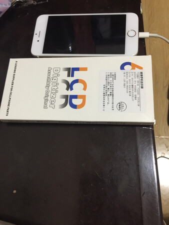 第一次在网上购买屏幕进行更换，商品三天就收到了；质量还是比较满意卖家还送了全套的工具，30分钟就跟换好了，运行流程，触摸反应也不错，唯一一点就是跟原装有点色差但是还是可以接受的，重点好评还送主流视频会员。