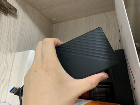 外观材质：外观材质非常好，磨砂的感觉，就是感觉买小了，这个小不是容量小了，是它太薄了，感觉很不结实的样子哈。。。
体积容量：体力容量没有问题，标配2**。
传输速度：传输速度试了一下60**/秒的样子吧，挺满意的。
其他特色：其它方面，这款产品有一个加密功能。