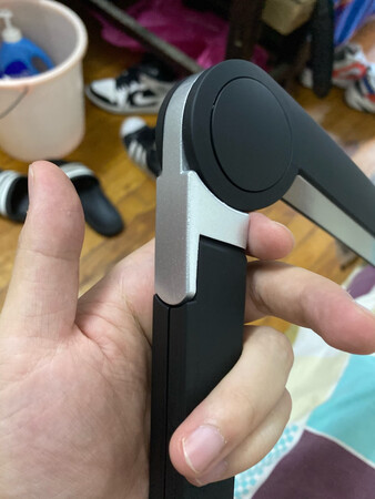 一分钱一分货把  质地比较轻 有点松 可以晃动 做工不太好 包装盒打开有点脏