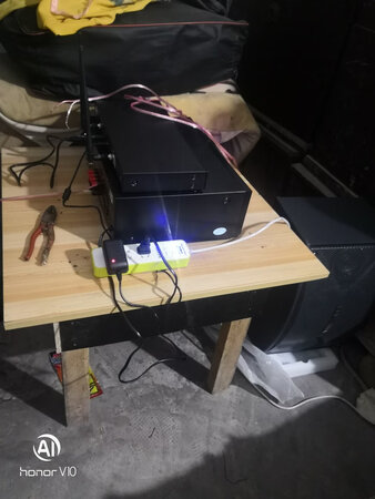 质量可以，非常的棒，出乎意料的物美价廉，而且音质的重低音混响，还有蓝牙手机连接，还有模式，还有内存卡全部都试过了，效果挺好的，适合家里室内的演唱，我家有个音响，就是威斯订的，用了好几年的挺好的，所以试着买了这个没想到也是一样的，特别好，这么便宜的价格买到这种质量真的很不错了，这麦克风也挺好 ，音箱也不错，性价比很高，不错不错，以前在家唱k都是用耳机 麻烦又没气氛 在别人直播间看到这种东西就来京东上找了一下 不贵 发来试了质量不错的 可以蓝牙可以用线 在家玩了一会儿 跟在ktv感觉似的 非常的有感觉 越唱越带劲，气氛杠杠的，在全民K歌上唱歌也能拿高分了，很棒，好 评。