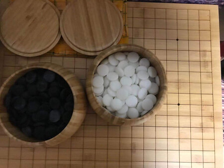 航空运送，外包装和内包装都还不错，棋盘一面围棋一面象棋两用。就是棋盒内有点瑕疵，图上标注的部分有洞眼和裂缝，里面内壁不是很光滑。将就用吧。