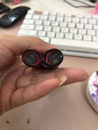假的，用着很干不滋润，味道也呛。跟我在实体店买的不一样，图片上左边的是实体店的，右边是这个店里的色号都一样可是用着差很多！