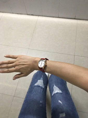 手表好漂亮！就是手太小了，戴起来有点松。手小的女生建议买的时候联系客服多打几个孔