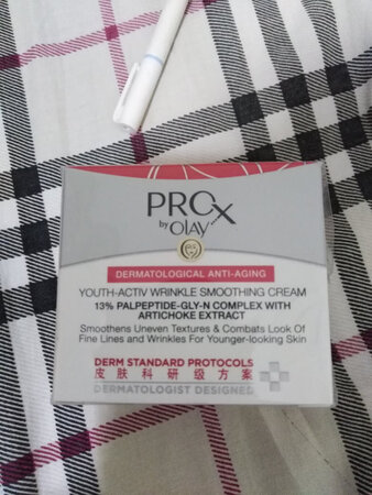 因为是朋友推荐的产品，说用着特别提亮肤色，保湿好。宝贝到货后，特地试用了两天再来评，保湿效果特别好，比较轻薄，很干爽不油腻，正是我这个皮肤合适的。正好这几天天气有点干燥，简直是我的救命?，双十一的性价比特别高，给力哦！