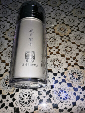 杯子小巧精致，非常喜欢，快递小哥也非常给力。
