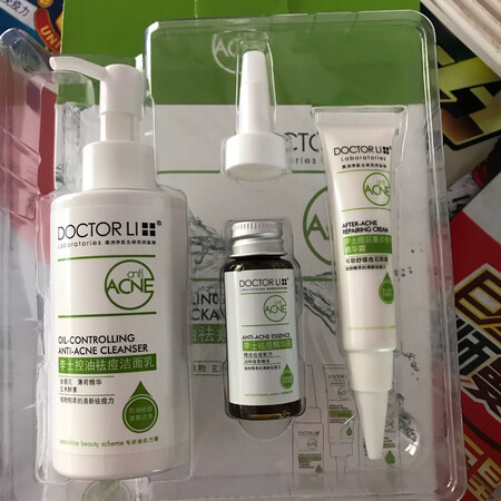 朋友推荐的，她自己用 治好之后就没长过痘痘了。她推荐的好几个人用的这款治好痘痘之后也没长过了，期待效果。卖家服务态度很好，发货快物流快。棒棒哒，很满意。