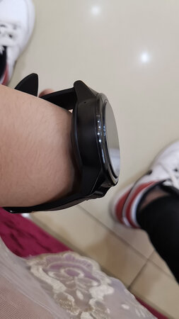 整体来说还可以 就是机热严重 耗电快 在外面流量是不好用的，只能打电话 拍照 看图片或者听下载音乐，就是除了联网的都可以 还有表盘较厚，但毕竟是个相当于手机的手表嘛，这个还是挺正常的，就是刚开始戴可能会觉得有些重，戴习惯就好了 顺便表白一下客服 服务是真的nice，有问必答