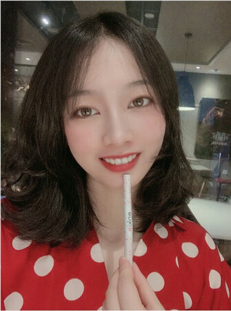 因想戒烟被朋友种草此款电子烟，惊艳它得颜值，图片均来自于真实拍摄，拿在手里的重量刚好，外壳显得产品很高大上，此款电子烟入口堪称完美且对比点燃的香烟不含40多种有害物质，非常适合戒烟人群的第一选择，价格不贵，换烟弹及其方便，没有其他电子烟放入一根烟弹必须抽完的后顾之忧，不用考虑直接入手！