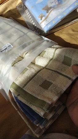 金号纯棉毛巾大品牌，值得信赖。做工工艺不错，手感很舒服，图案搭配也很好看的。大人孩子，我都买了，一共十多条。打开包装也没异味，洗的话也没有掉色问题。双十一入手，价格真的很实惠，一直关注金号毛巾自营店铺，一直关注京东商城，希望越做越好。让老百姓方便省心，用的放心。