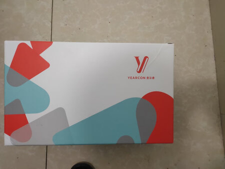快递很快，包装完好，客服很热情，这么多年了，一直穿的都是意尔康皮鞋，不管是从外观上，还是质量上，我觉得可以甩其它牌子几条街，家里穿得最久的一双鞋子就是意尔康男式加绒的，今年第9个年头了，还在穿，看样子还可以穿个几年，还有一双女靴子，也是穿了6.7年，家里面穿的皮鞋全部都是意尔康的。