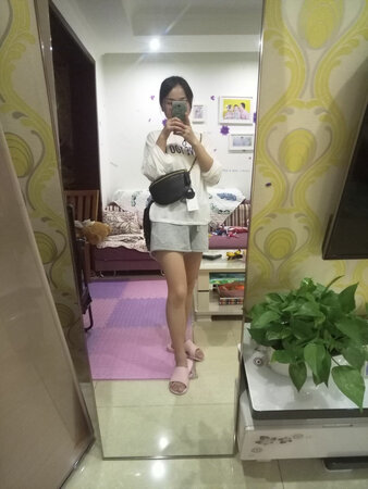 包包大小适中，款式好看，做工走线工整，材质也很好，皮质看着不错，放手机 钥匙 口红 纸巾之类的完全够用了，可休闲可气质