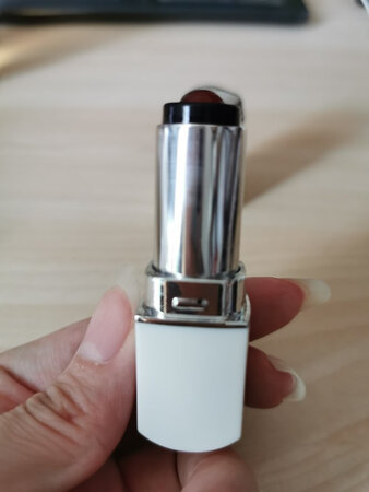 属于比较淡雅的香气，香味很持久哦，而且越到后面味道越好闻呢，适合大多数人吧，日常，上班，约会感觉都不可以用，造型是特色，很小巧别致，挺不错的。