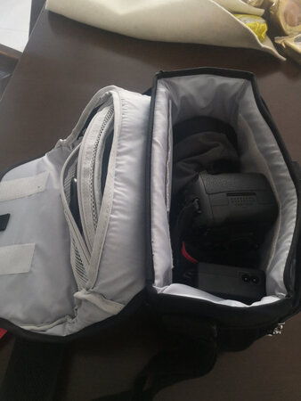 相机包质量很好，可以放5D||相机和镜头，其次包内储物袋很多，携带也方便，值得购买。