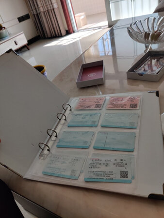 我感觉可能是快递的原因吧  后面裂缝了   
商品整体有点大   外观还挺好看的   但是坏了  不能送人了   只能自己用了  ?