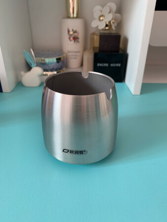 之前买过这个品牌的置物架，这次又给家里添置了很多小物件。不锈钢的烟灰缸很有质感，分量很重，底部还带软垫，防止刮桌面。与卖家描述一致。双十一前的满减活动很划算，京东超市买生活用品超级方便，活动真是省钱又省力。