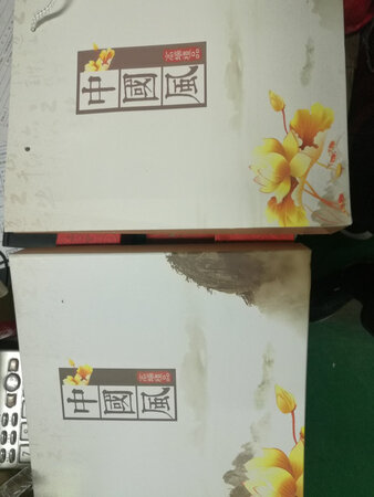 做工精细，包装精美，唯一不好的就是笔杆上的人物眼镜是空洞，如果加上眼白会更完美！