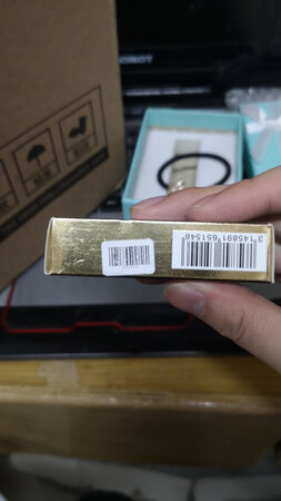 买来送女朋友的，不太懂。不过旁边这磨到迷糊的二维码给予了我不太好的感觉??，是用过的吗，还是说是旧的。