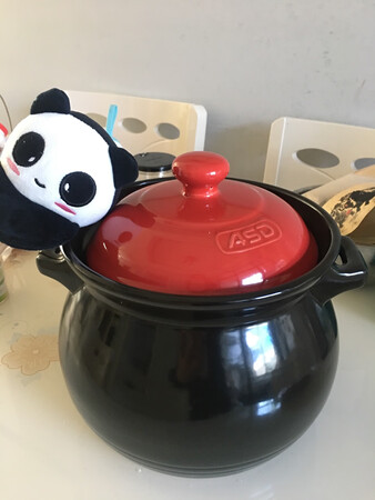 之前的是苏泊尔的砂锅，不小心掉地上碎了。因为砂锅熬稀饭或炖汤，原汁原味，会比普通锅更保留事物的自然香味儿，所以还想买一个用。双十一前，经过无数次性价比较，最终选定了爱仕达这款砂锅，双十一活动价比超市便宜几十块钱，同时也信任京东无假货，收到货后，正如逾期，外观非常漂亮，还没来得及时间炖汤，应该不会差的。
