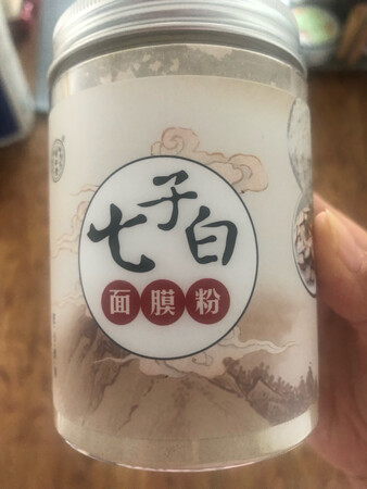 产品质感：细腻，顺滑，有一点中药味儿，可接受
使用感受：敷上凉爽舒适，敷后皮肤顺滑，透亮，特别好
适合肤质：任何肤质都可以的，我是偏干性肌肤
补水效果：补水效果好
贴合效果：特别好，可撕掉，可清洗
其他特色：纯中药配方，值得信赖