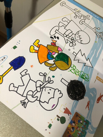 收到货孩子就迫不及待的开始画，挺好的，涂完色彩鲜艳，孩子很喜欢，价格也合适