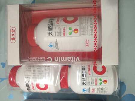 这个商品原材料是天然制成的。没有其他添加剂，吃起来放心无顾虑。Vc可以增强自身免疫力，用了一段时间感觉不错。5星好评！