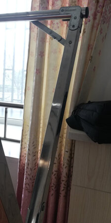 衣架很结实，一个成人75kg扶在上面可以承担。
连接处挺紧的，挂衣服大衣没问题。
细节做工很仔细，这个价格物有所值。
放在屋子里很实用。