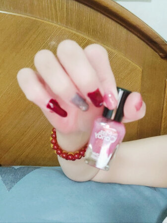 持久时间：能保持好几天
产品光泽：每次涂三遍，非常的亮
干燥速度：干的很快
上手效果：上手效果非常不错，手残党也能涂出漂亮的指甲
产品气味：没有甲醛的味道，还有点淡淡的清香
其他特色：京东，京东物流很给力，感谢京东