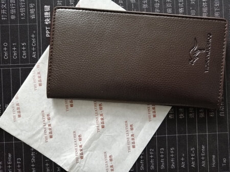 首先说包装吧，还是比较扎实的，打开以后发现箱包的包装完好，甚至拉链头这样的小五金，也非常周到地进行了包装，保证在运输过程中不会有刮擦。这一点上商家确实用心了。说明书和购买时的广告都说是真皮的，这点上我没啥分辨能力，不过包的质感还可以，柔韧度也很好。唯一有点让我比较郁闷的是运输，头一天已经到了我收货地址的附近店，但是并没有派送，第二天货物竟然又上路运输了两天才到。