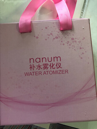 包装有点旧，而且上面有灰尘和脏东西
  里面还可以