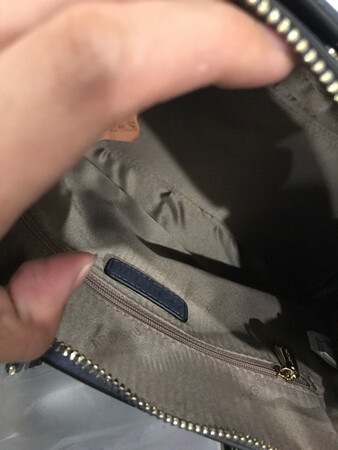 外观颜值：颜色很正，深蓝色很好看
容量空间：大小合适，能放保温杯，折伞等很多东西
做工细节：针脚看上去很工整
材质手感：有型能撑住形状，摸上去还比较软，不会隔着人
适用场合：聚会日常都能用哦
帮妈妈买的，颜色很适合她，大小也合适，满足日常装物品的需求，前后各有一个磁扣袋，中间主袋里还隔了一层，并附有里袋，能放点贵重物品。总体来说很不错。