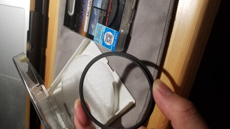 包装有点磕碰 镜片有点类似指纹痕迹 摸起来涩涩的