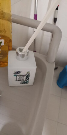 产品气味：好闻，价格优惠，爱不释手。快递太速度了，都晚上八点多还来送快递。