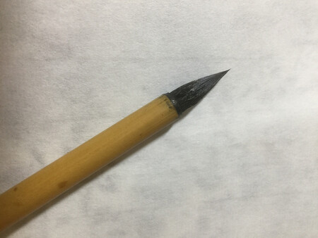 这款小狼毫虽然包装简陋，就一个自封口塑料袋，本身质量是很好的，笔杆光滑，刻字清晰。一试用就惊艳，软硬适中，弹性好，聚锋好。我用来写2cm左右的小楷、行楷，得心应手，十分趁手。荣宝斋质量果然值得信任。这段时间京东搞活动频繁，满减价十分实惠，我已回购多支，碰到好笔多囤点。大写的好评！