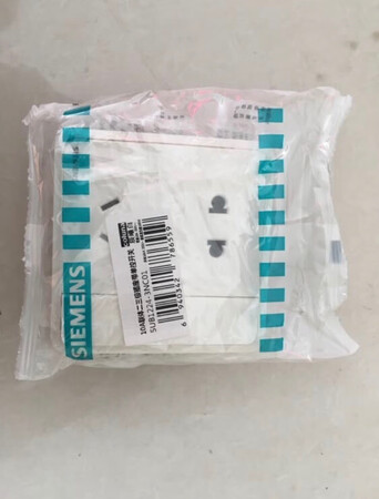 商品已收到，质量很好，简单大方很漂亮。与描述的完全一致，非常满意,真的很喜欢，完全超出期望值，发货速度非常快，包装非常仔细、严实，快递小哥服务态度很好，插座真的是除了贵没别的毛病 颜值很高 ,很满意的一次购物。 我为什么喜欢在京东买东西，因为今天买今天/明天就可以送到，望更多的朋友信赖，我会介绍朋友来的！