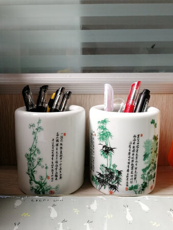 喜欢这种中国风的笔筒，一个笔筒包含了梅兰竹菊四种中国精神元素，使用的是翠绿色与墨黑色搭配，雅致清爽。笔筒口光滑，如果笔筒底能打磨更光滑点就更好了。