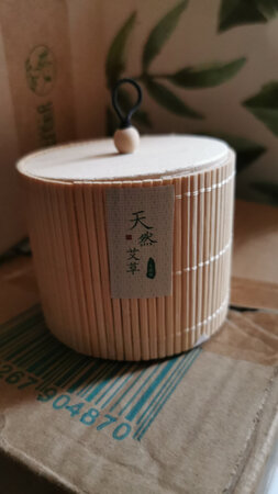 包装别致，东西能闻出艾草味，确实也燃断几次